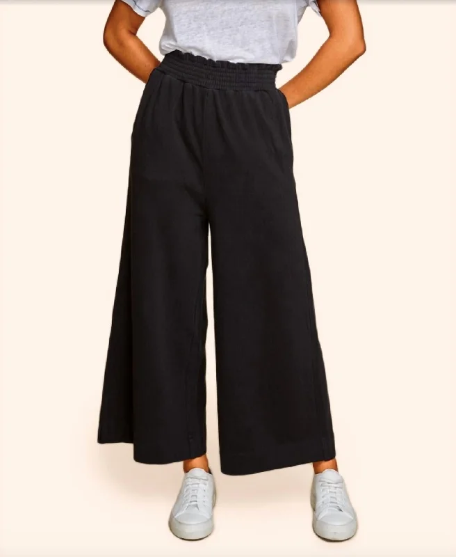 Chic And Edgy Wide Leg Crop Pant In Black