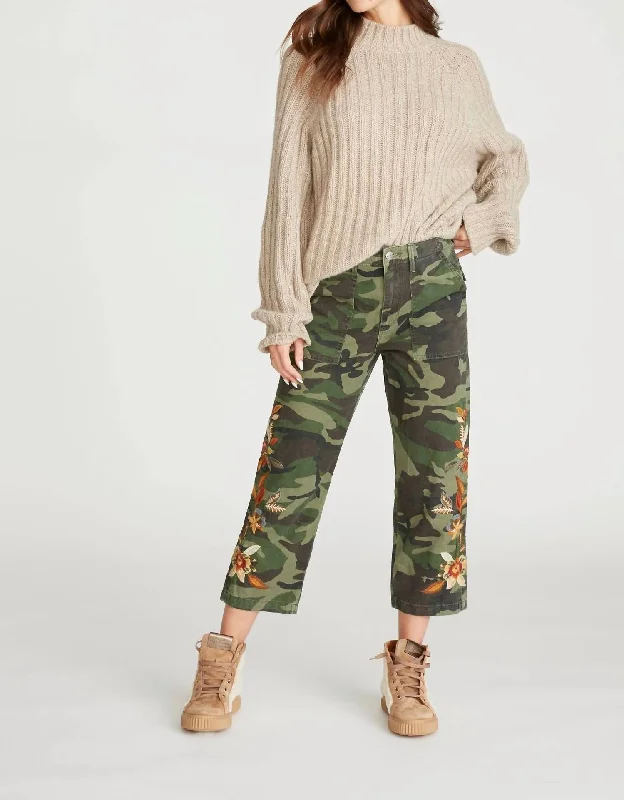 Signature Style Essentials Embroidered Capris In Camo